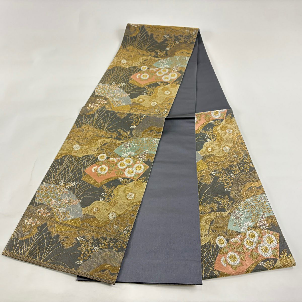 【美品】 袋帶 秀品級 服部織物 落款あり 關西裁縫 扇子面 草花紋 金絲 金金箔 灰色 六通 純蠶絲