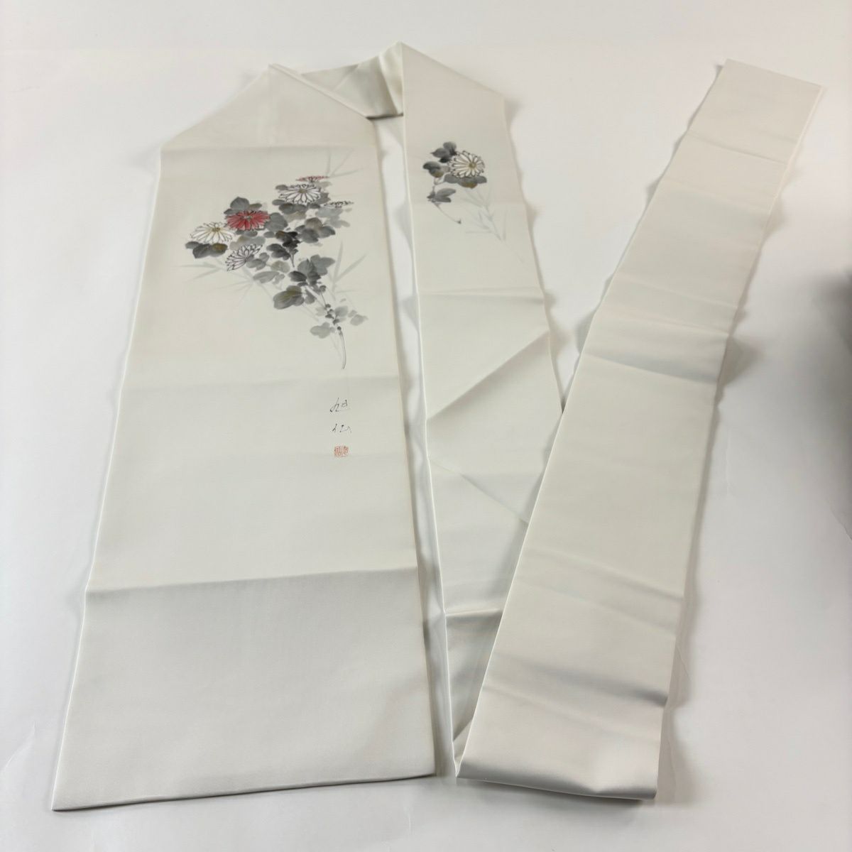 【美品】 名古屋帶 秀品級 附落款 旭仙 菊花 金彩裝飾 灰白 純蠶絲