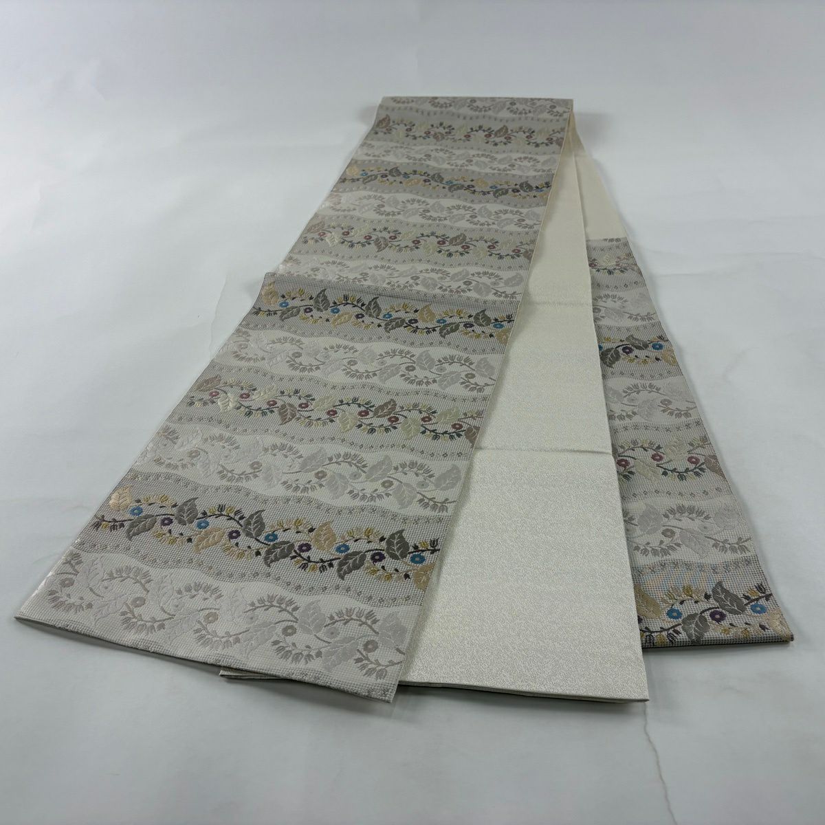 【美品】 袋帶 名品級 草花紋紋 よろけ縞 刺繡 薄小豆 六通 純蠶絲