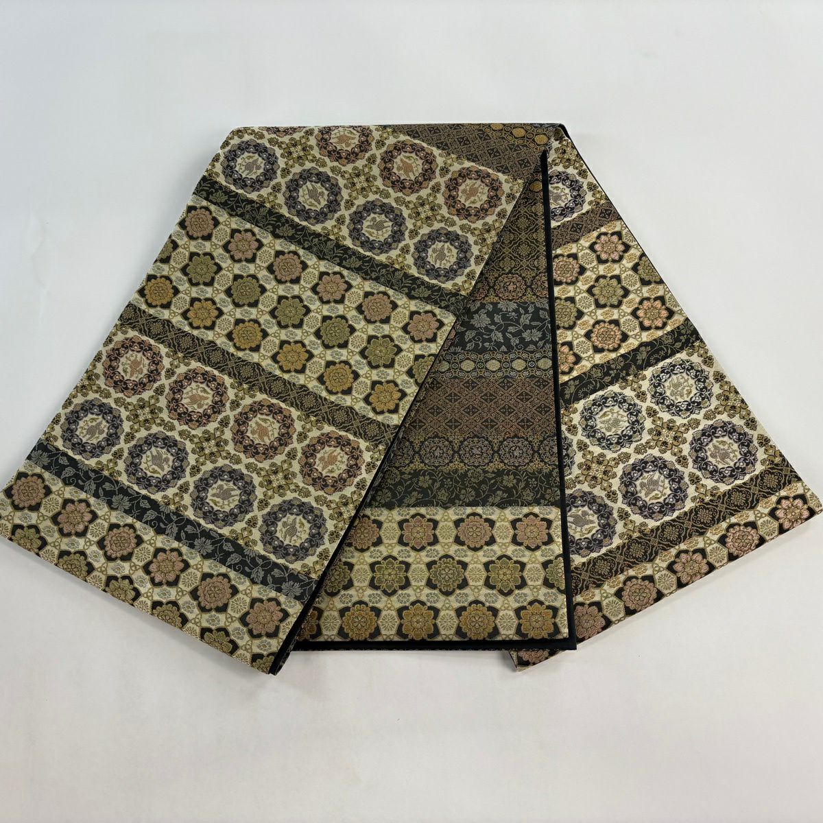 【美品】 袋帶 名品級 金金箔屋清兵衛 落款あり 証紙あり 悠久的美 鳥 華紋 刺繡 黑灰 お太鼓圖案 純蠶絲