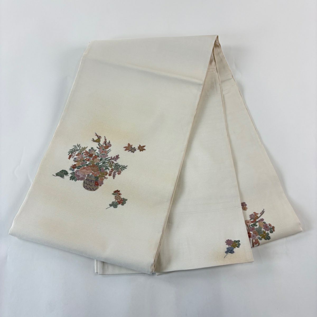 【美品】 袋帶 秀品級 花籠 草花紋紋 相良刺繡 金糸 奶油色 お太鼓柄 純蠶絲