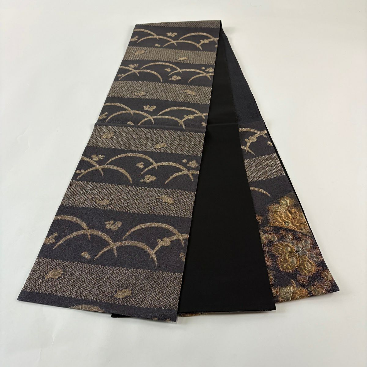 【美品】 袋帶 秀品級 草花紋紋 芝 金銀彩 墨色 お太鼓柄 純蠶絲