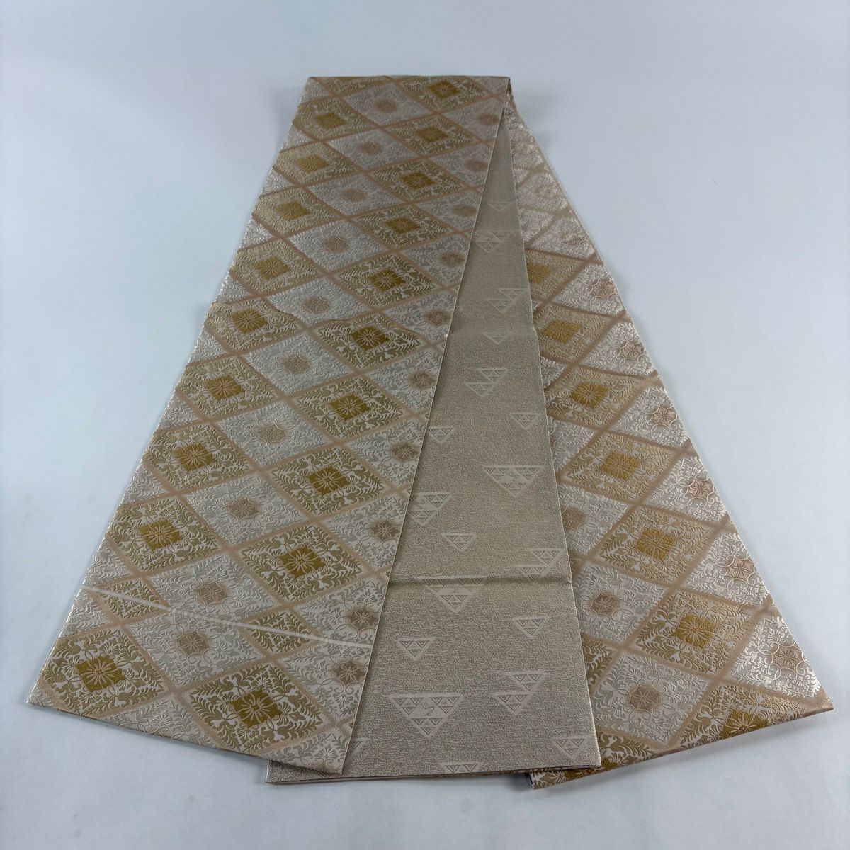 【美品】 袋帶 秀品級 有職八つ藤紋樣 金金箔 淺茶 六通 純蠶絲