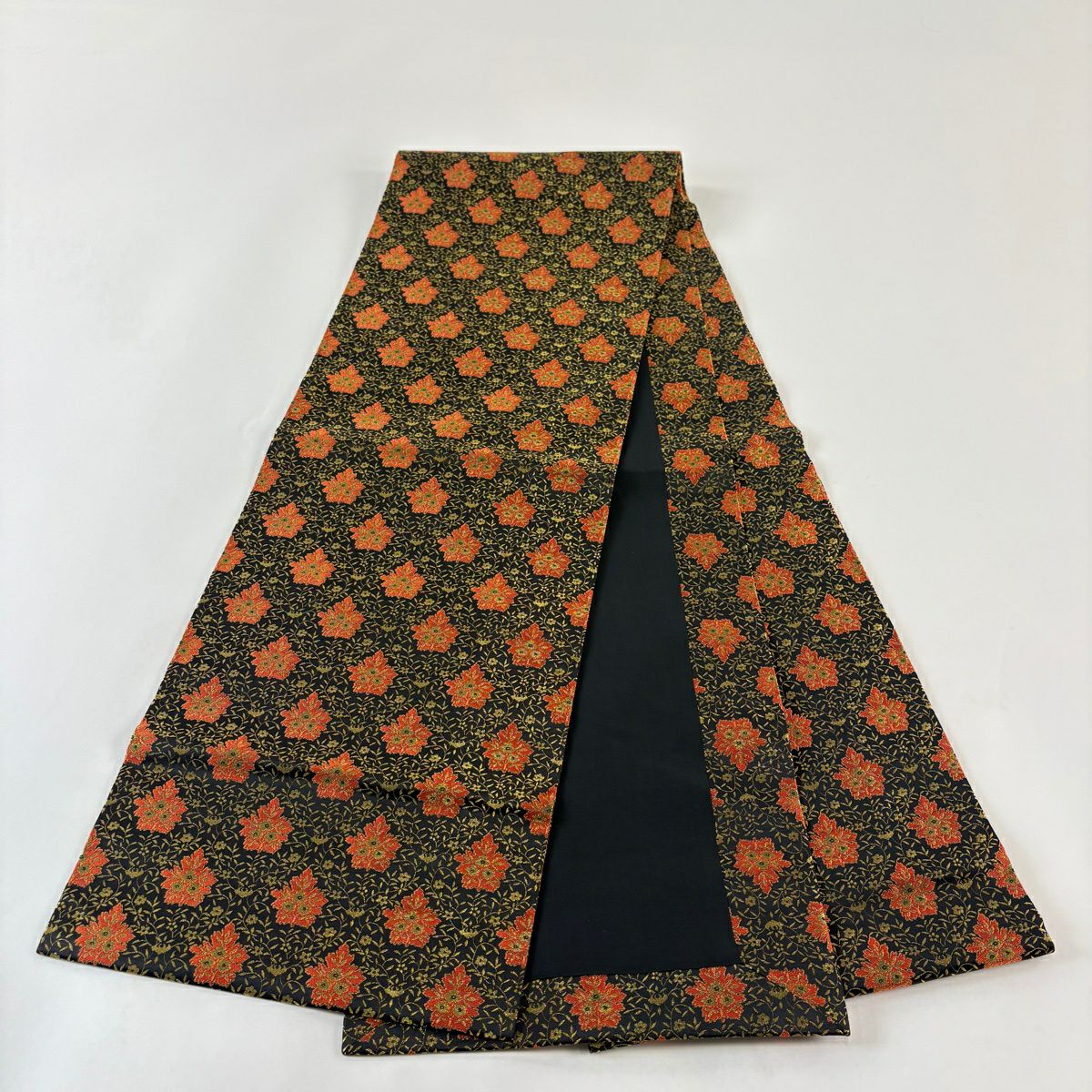 【美品】 開口名古屋帶 名品級 龍村美術織物 比翼仕立 雜花 花唐草紋 金絲 黑 純蠶絲