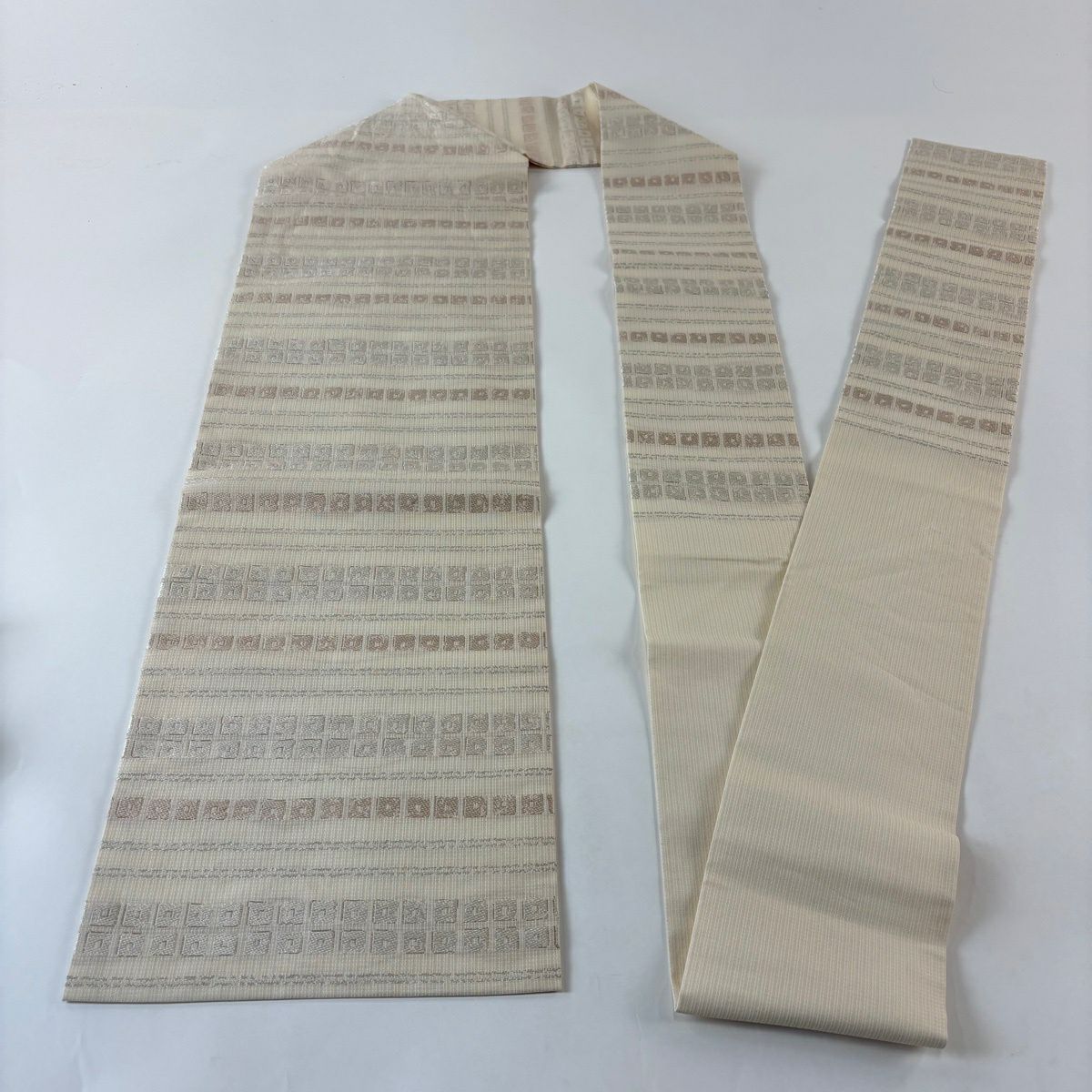 【美品】 名古屋帶 名品級 段紋 幾何圖案 金銀彩 奶油色 純蠶絲