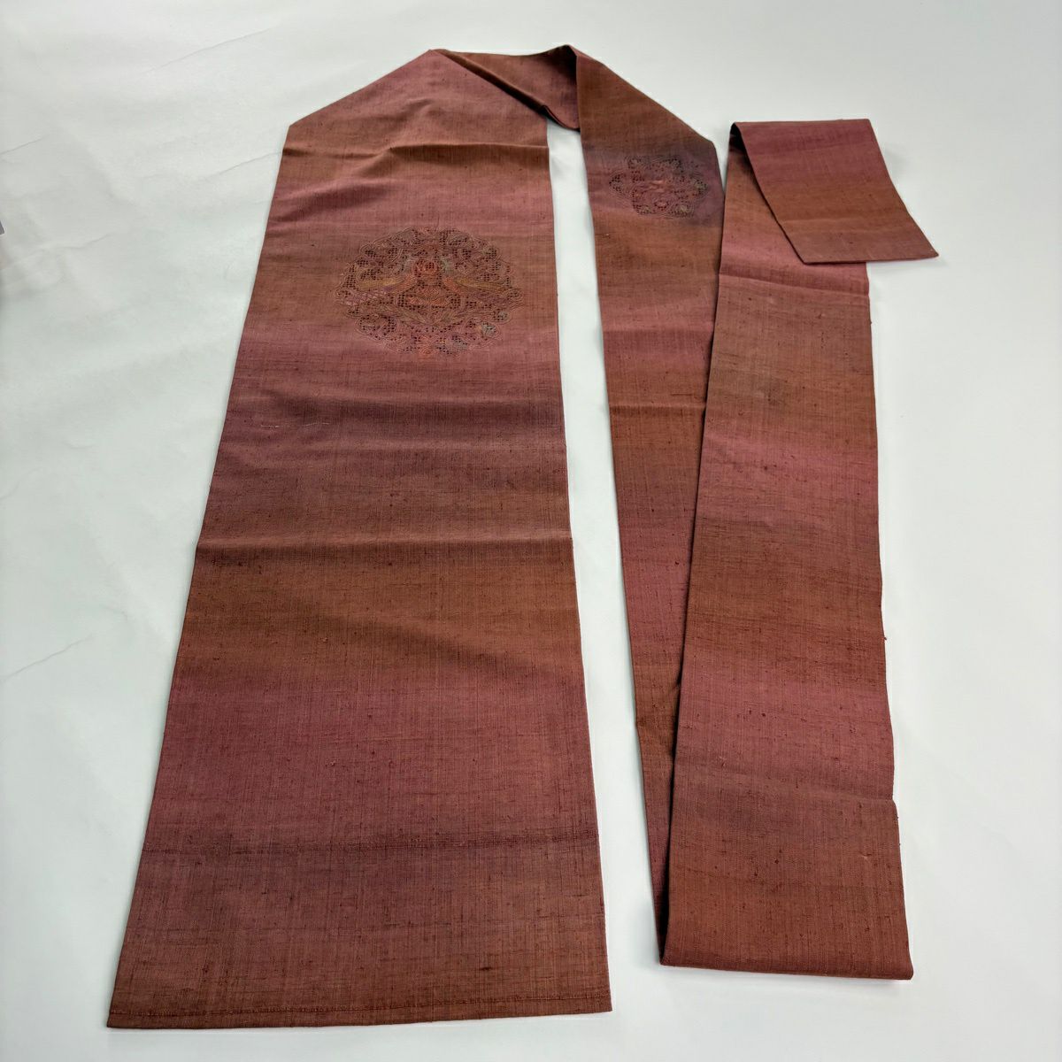 名古屋帶 秀品級 紬織織地 関西仕立 樹下鳥獸紋 刺繡 紅紫 純蠶絲