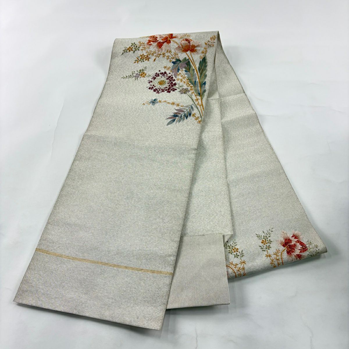 【美品】 名古屋帶 優品級 松樹葉仕立 八寸名古屋帶 草花紋 金銀彩 刺繡 灰白 純蠶絲