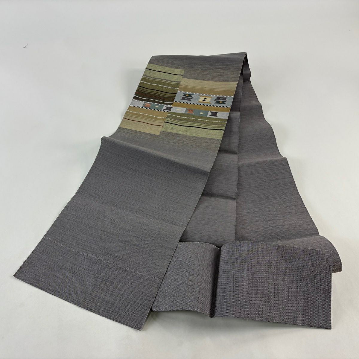 【美品】名古屋帶 優品級 松樹葉仕立 八寸名古屋帶 紬織織地 縞 幾何學圖案 灰紫 純蠶絲