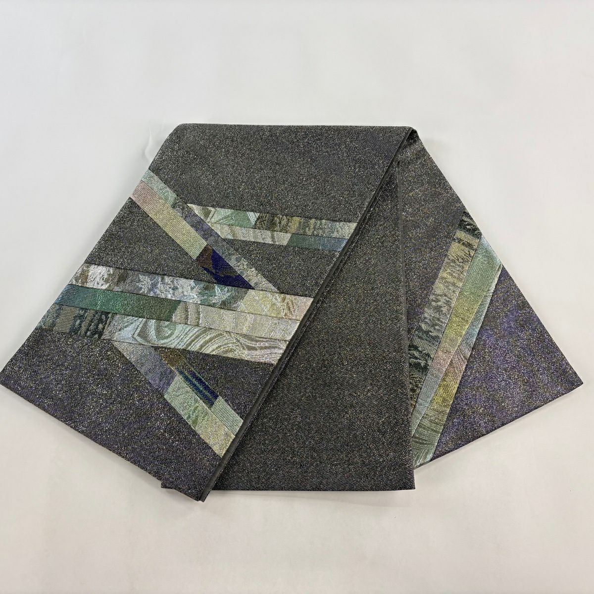 【美品】 袋帶 秀品級 幾何學 斜紋 金金箔 切嵌 灰 深色 お太鼓圖案 純蠶絲