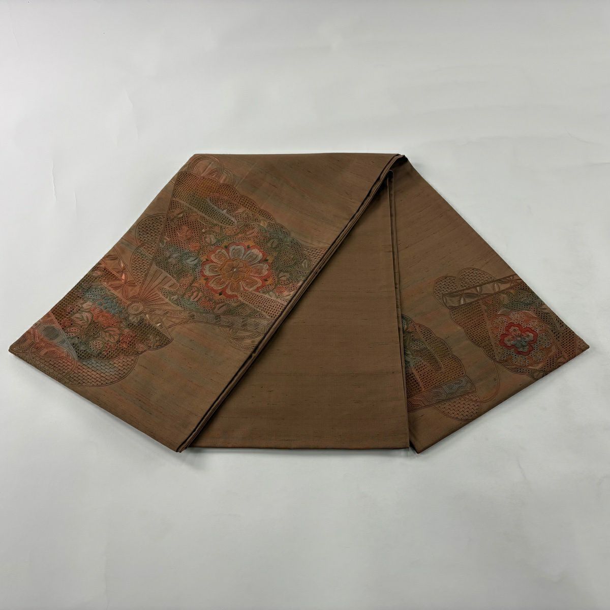 【美品】 袋帶 秀品級 紬織織 華紋 桧扇子 汕頭刺繡 漸層 茶 お太鼓圖案 純蠶絲