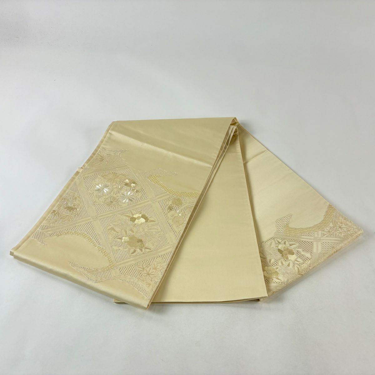 【美品】 袋帶 秀品級 花丸紋 菊花 刺繡 奶油色 お太鼓圖案 純蠶絲