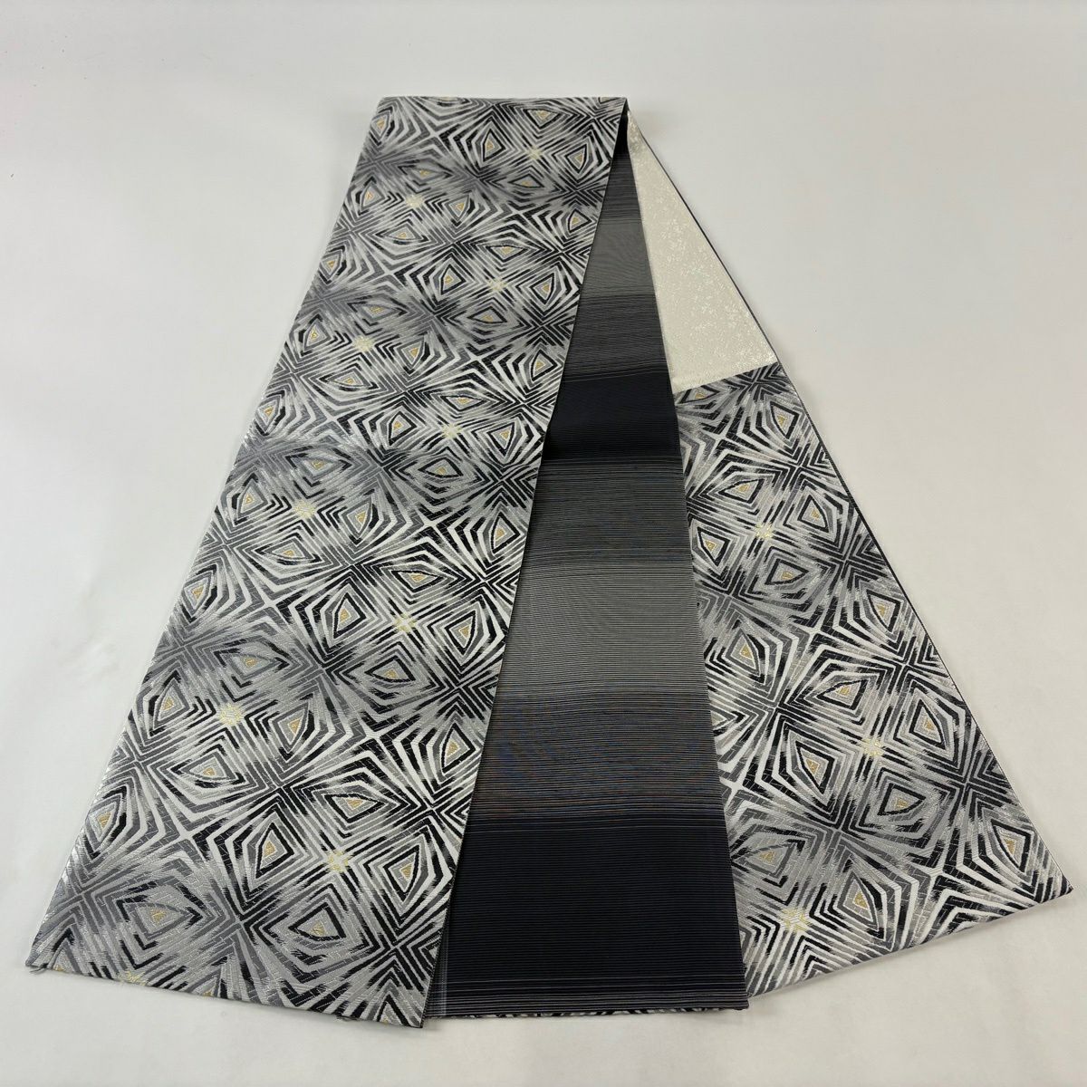 【美品】 袋帶 秀品級 新小石丸 松樹煙染 幾何學圖案 金絲 唐織 灰白 六通 純蠶絲