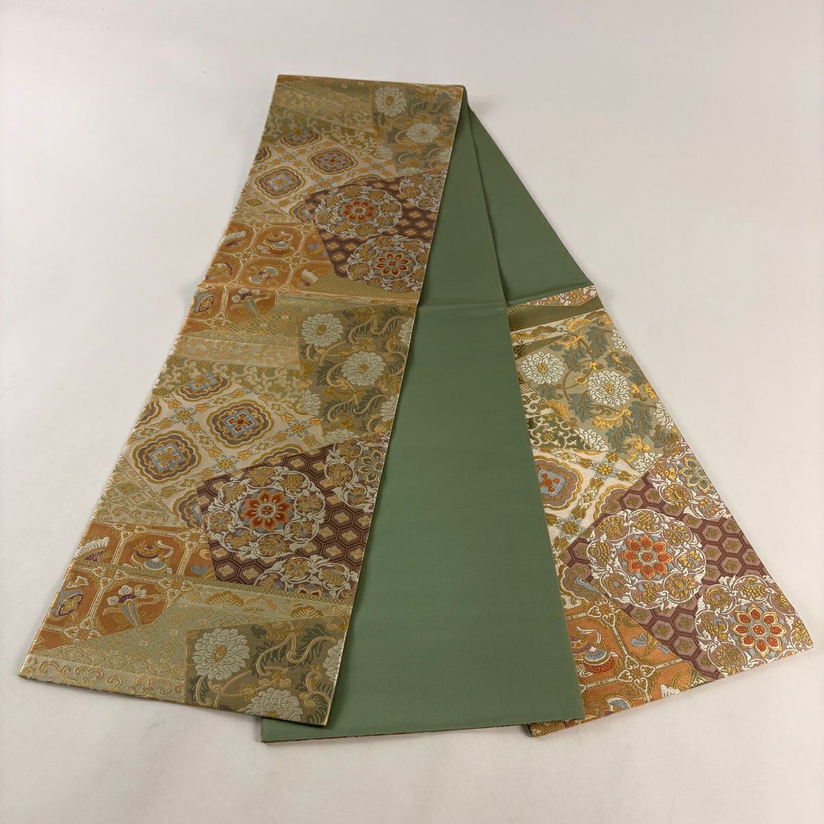 【美品】 袋帶 秀品級 華紋 寶盡くし 刺繡 金線 薄小豆 六通 純蠶絲