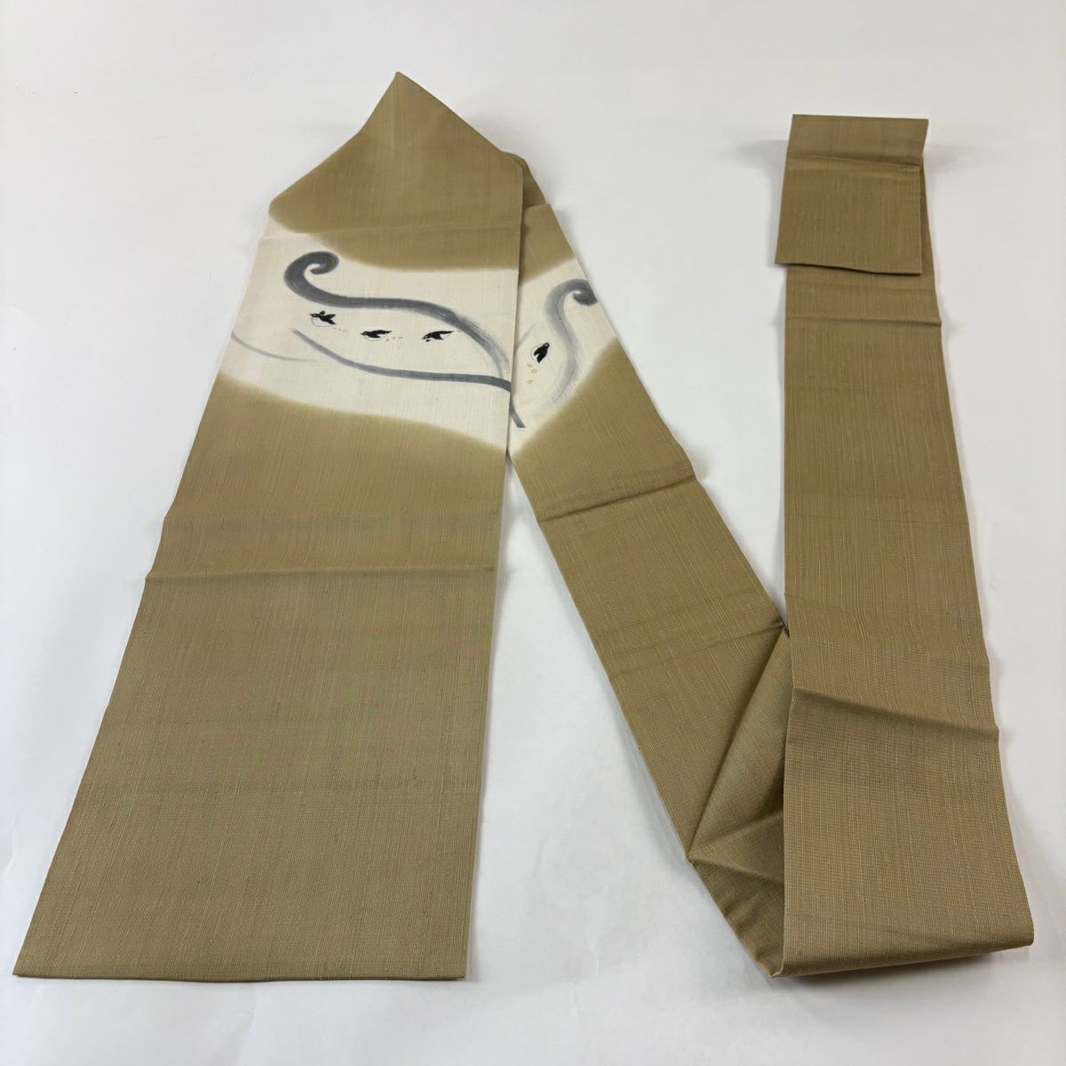 【美品】 名古屋帶 逸品級 企鵝 金彩裝飾 染分 薄茶 純蠶絲