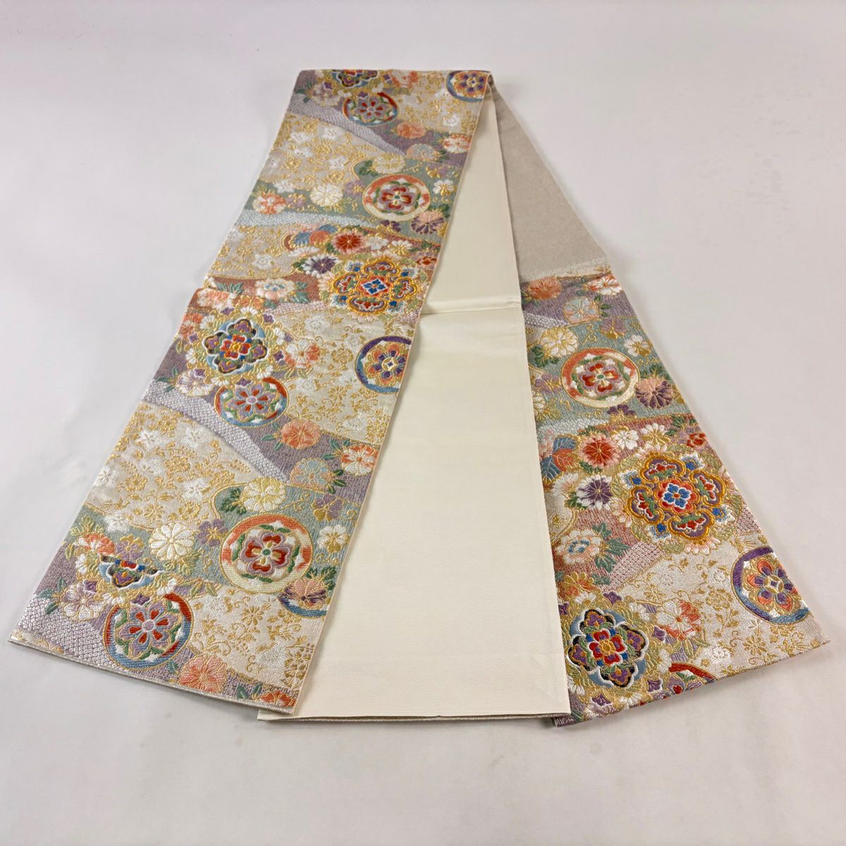 【美品】 袋帶 秀品級 關西仕立 華紋 草花紋 金銀彩 灰白 六通 純蠶絲