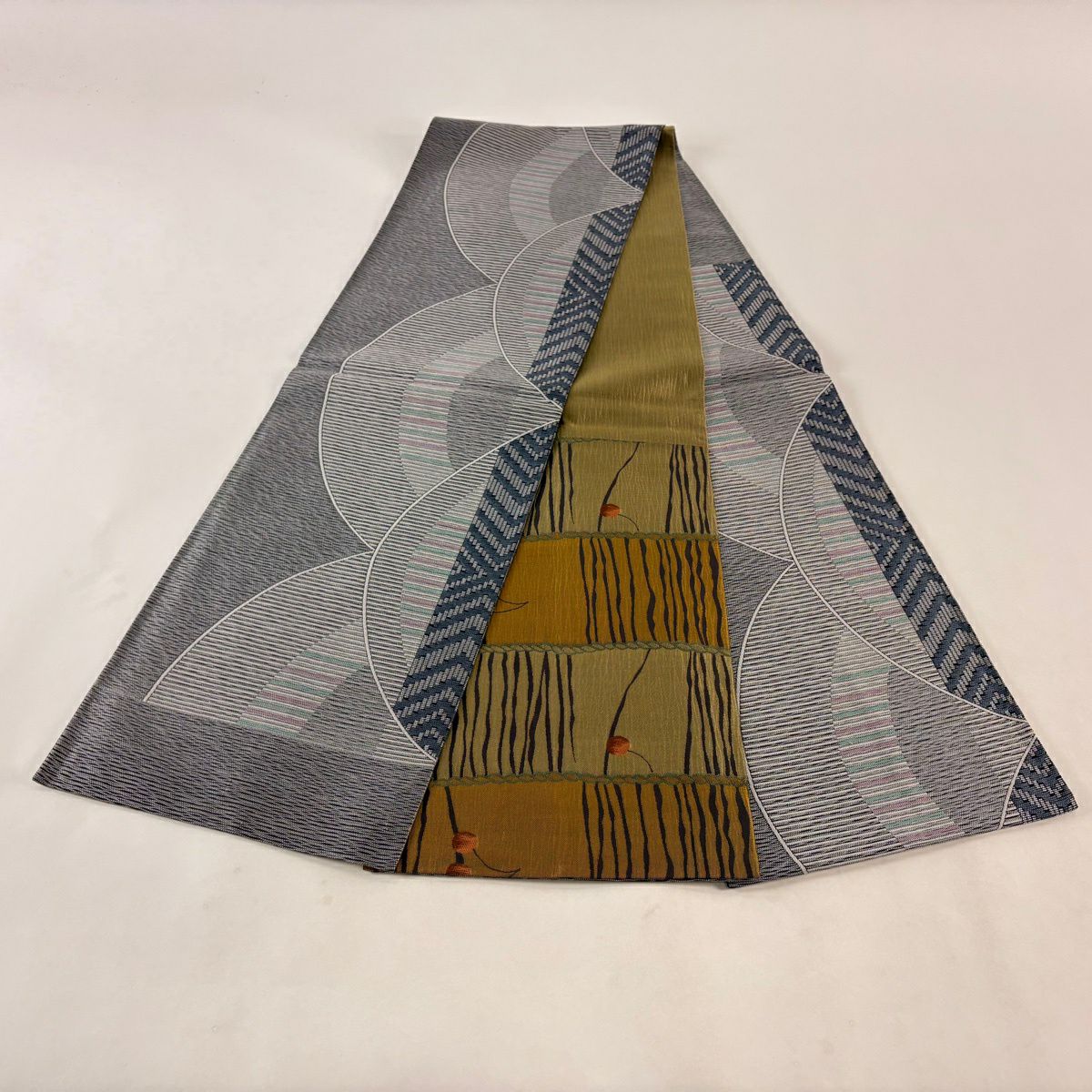 【美品】 袋帶 秀品級 條紋 幾何學 灰色 六通 純蠶絲