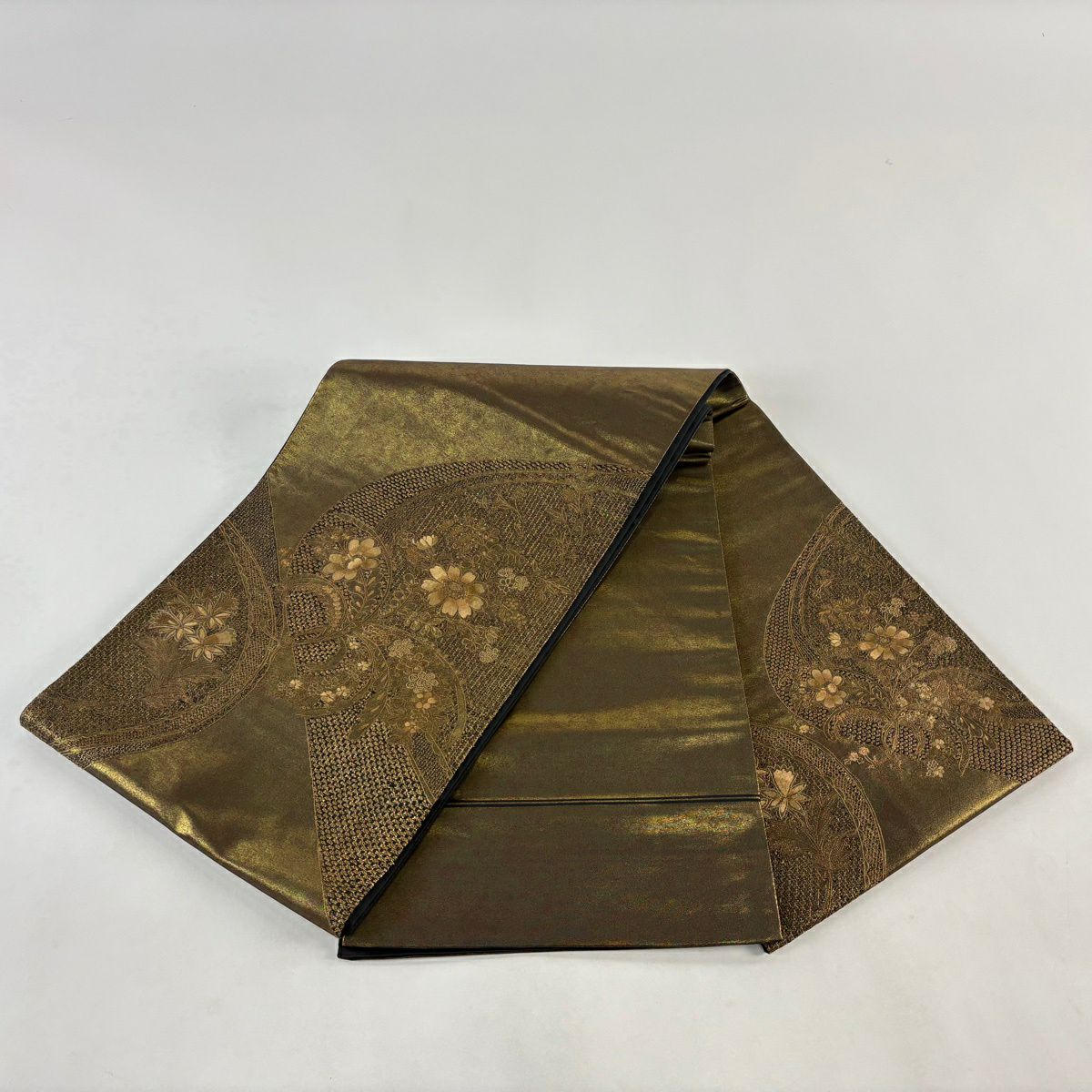 【美品】 袋帶 秀品級 草花紋刺繡 金金箔 金茶 お太鼓圖案 純蠶絲