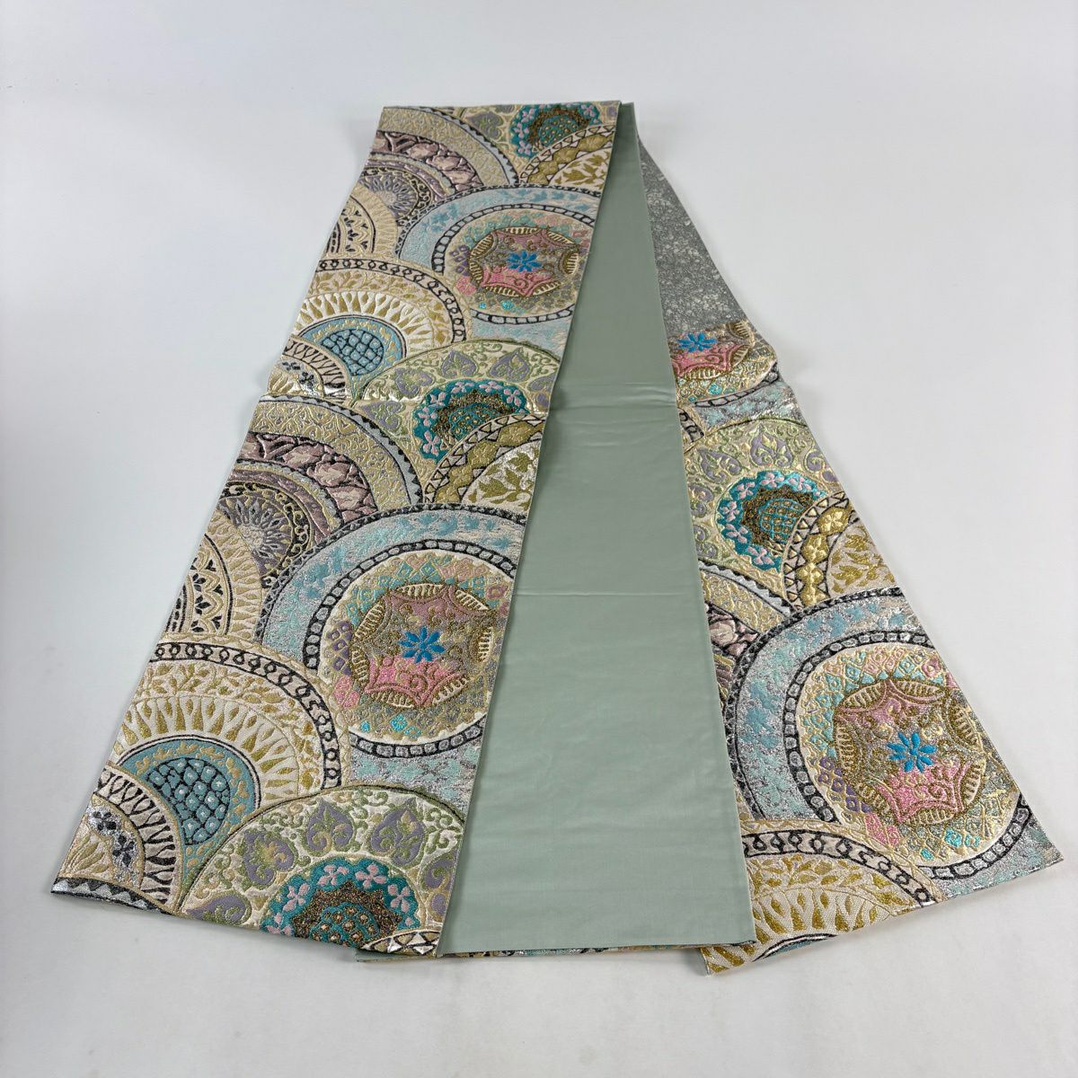 【美品】 袋帶 名品級 花唐草紋 幾何圖案 金絲 金金箔 米色 六通 純蠶絲