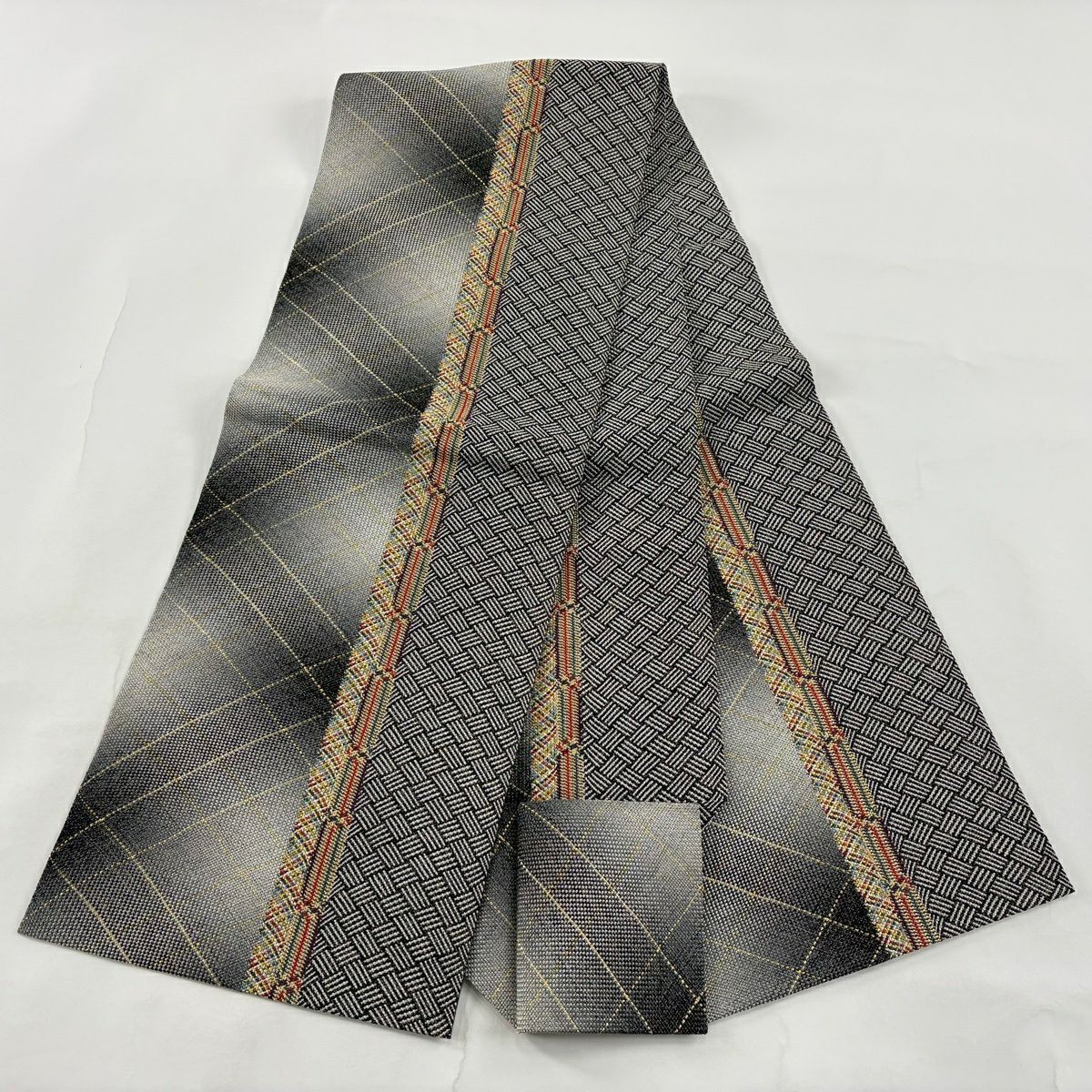 【美品】 名古屋帶 優品級 八寸名古屋帶 松樹葉仕立 幾何圖案 金線 黑灰 純蠶絲