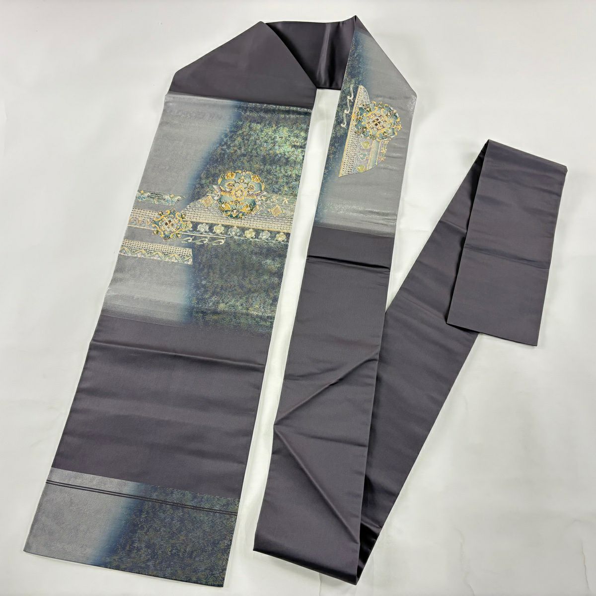 【美品】 名古屋帶 秀品級 向鳥 草花紋刺繡 金銀彩 青灰 純蠶絲