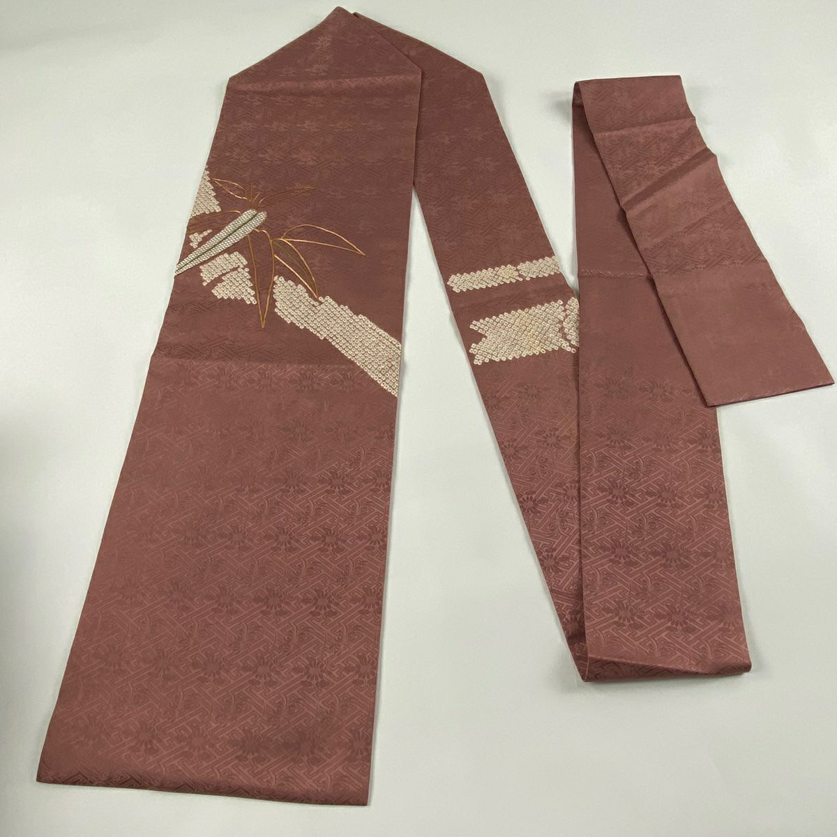 【庫存清倉】 名古屋帶 優品級 竹子葉地紋 金絲 絞染 淺紅 純蠶絲