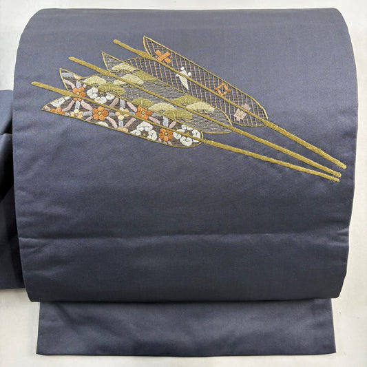 【庫存清倉】 名古屋帶 優品級 矢羽 松樹梅花 刺繡 金線 灰紫 純蠶絲