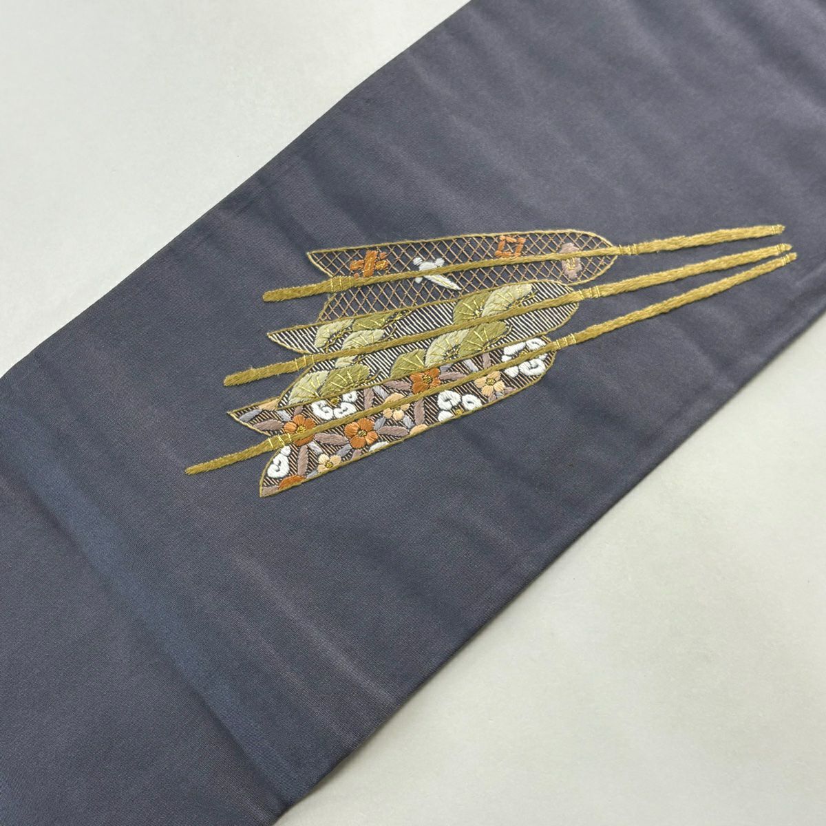 【庫存清倉】 名古屋帶 優品級 矢羽 松樹梅花 刺繡 金線 灰紫 純蠶絲
