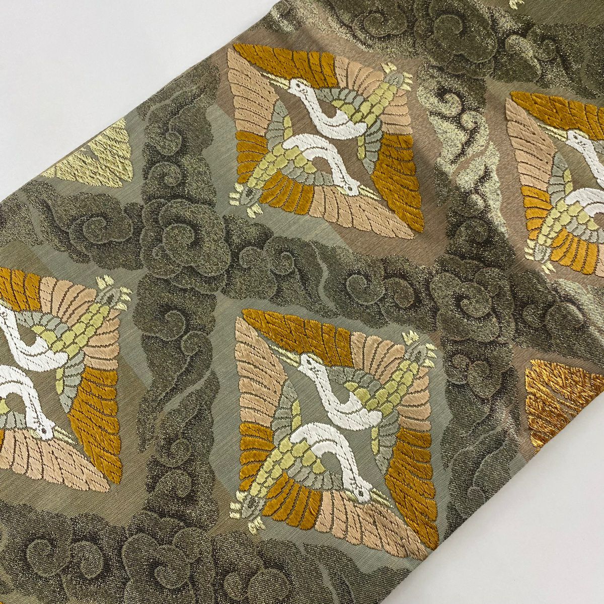 【庫存清倉】 袋帶 美品 逸品級 關西仕立 雛仙鶴 雲紋 刺繡 金金箔 灰茶 六通 純蠶絲