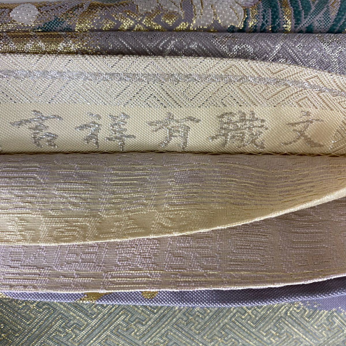 【庫存清倉】 袋帶 名品級 手先二通り 四季彩花紋 吉祥有職紋 刺繡 金金箔 灰紫 お太鼓圖案 純蠶絲