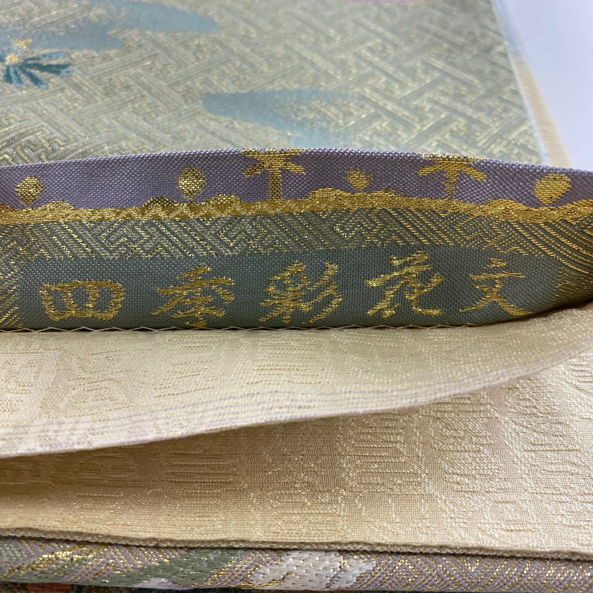 【庫存清倉】 袋帶 名品級 手先二通り 四季彩花紋 吉祥有職紋 刺繡 金金箔 灰紫 お太鼓圖案 純蠶絲