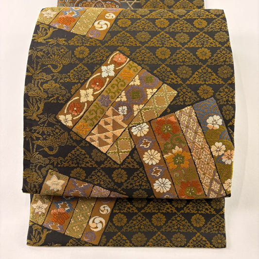 【庫存清倉】 袋帶 美品 名品級 手先二通り 草花紋 松樹皮菱 墨 深藍色 お太鼓圖案 純蠶絲