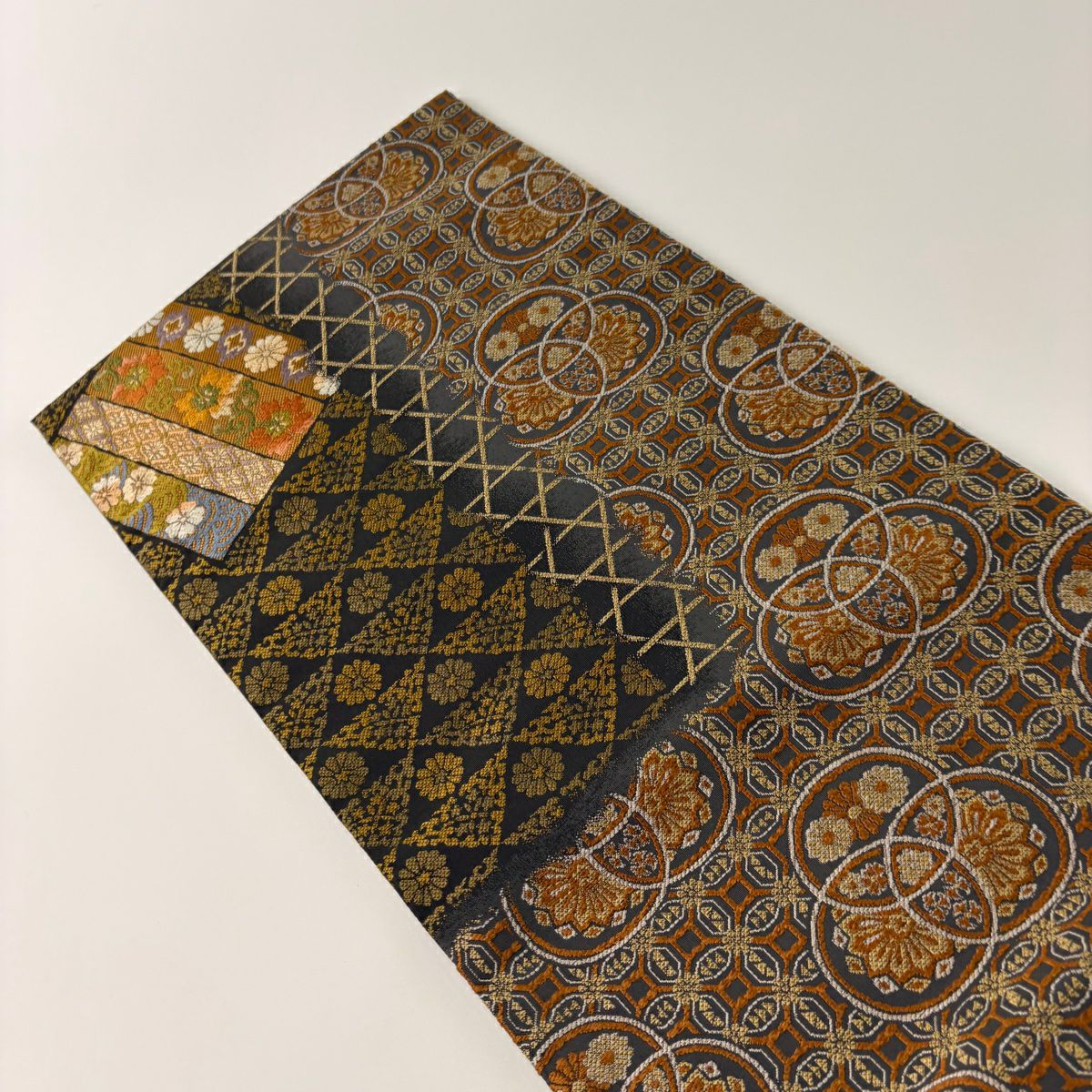 【庫存清倉】 袋帶 美品 名品級 手先二通り 草花紋 松樹皮菱 墨 深藍色 お太鼓圖案 純蠶絲