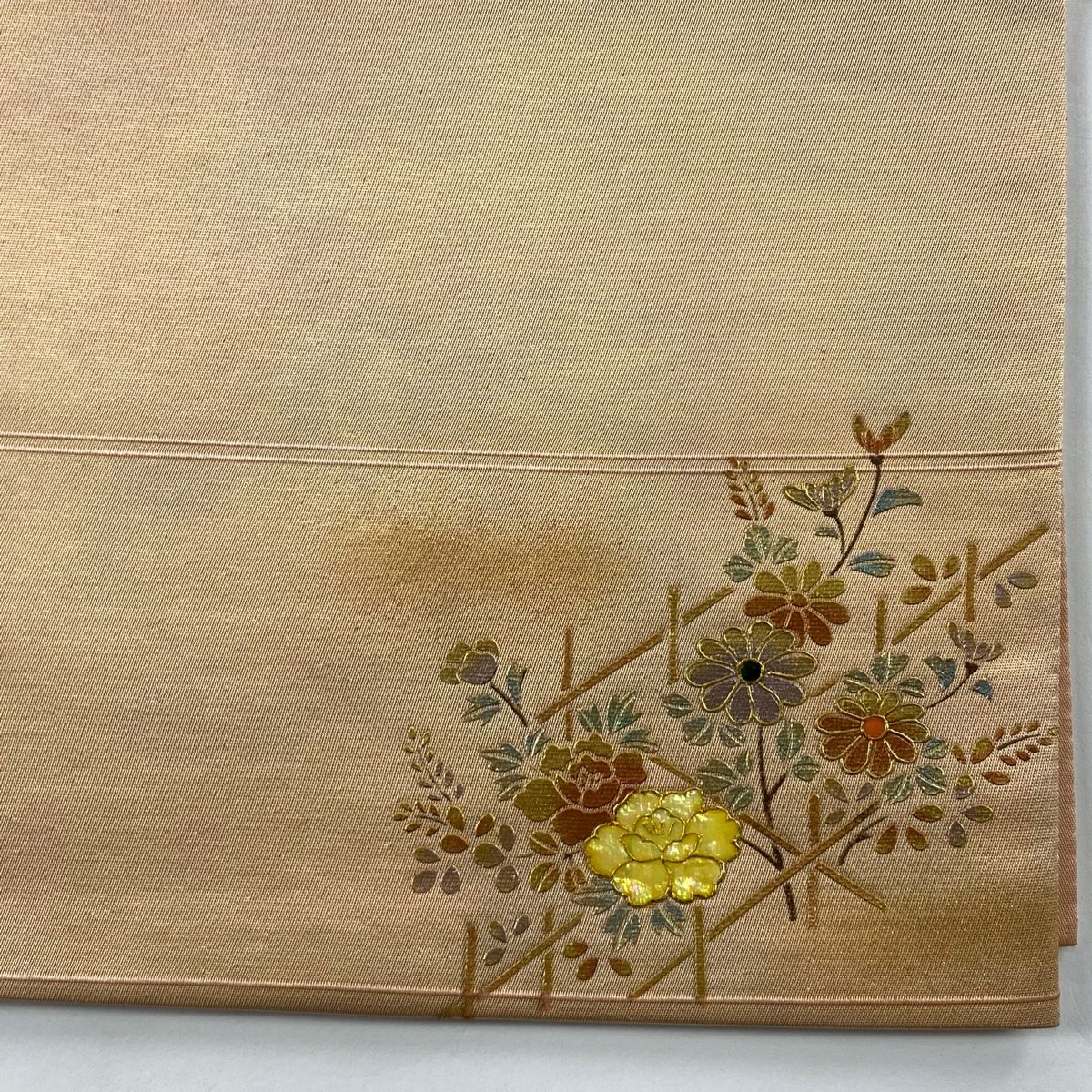 袋帶 秀品級 單點圖案 關西仕立 雜色圖案 草花紋紋 金彩裝飾 螺鈿 淺橙 六通 純蠶絲