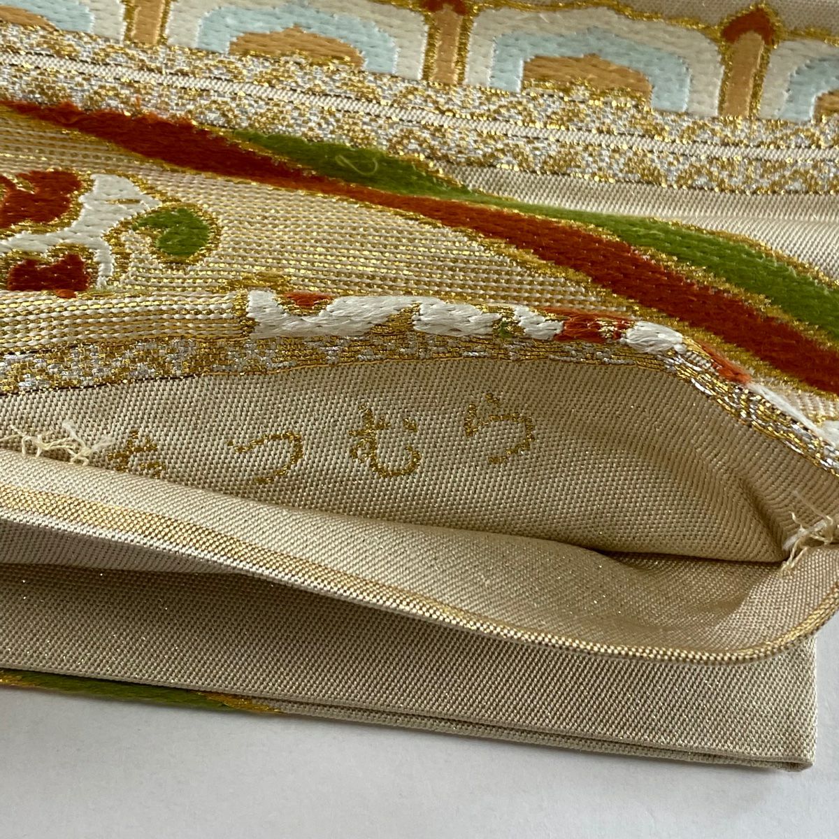 袋帶 逸品級 龍村美術織物 落款あり 龍村 花唐草紋 幾何學圖案 金線 金金箔 米色 六通 純蠶絲