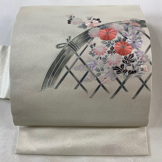 【美品】 名古屋帶 優品級 菊花 間垣 金銀彩 刺繡 灰白 純蠶絲