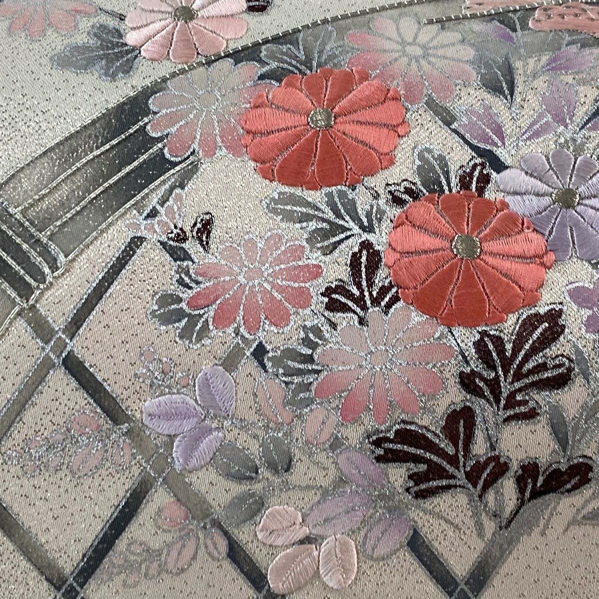 【美品】 名古屋帶 優品級 菊花 間垣 金銀彩 刺繡 灰白 純蠶絲