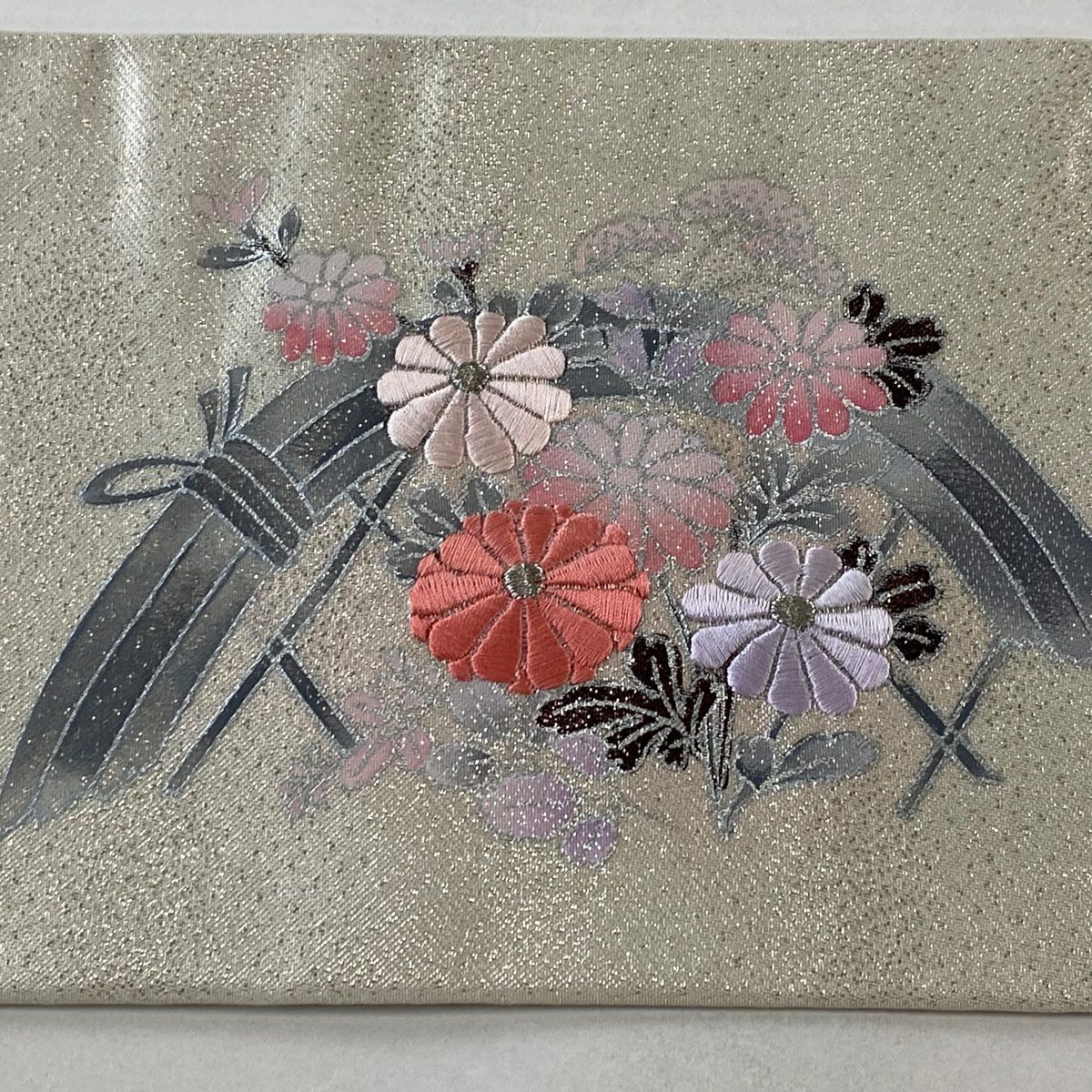 【美品】 名古屋帶 優品級 菊花 間垣 金銀彩 刺繡 灰白 純蠶絲