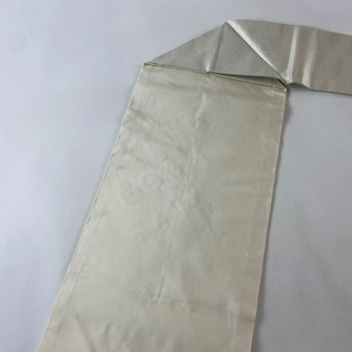 【美品】 名古屋帶 優品級 菊花 間垣 金銀彩 刺繡 灰白 純蠶絲