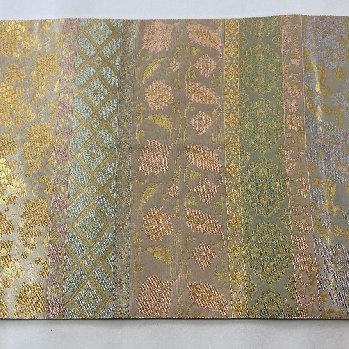 【美品】 袋帶 逸品級 金金箔屋清兵衛 落款 花唐草紋 葡萄 金金箔 米色 六通 純蠶絲