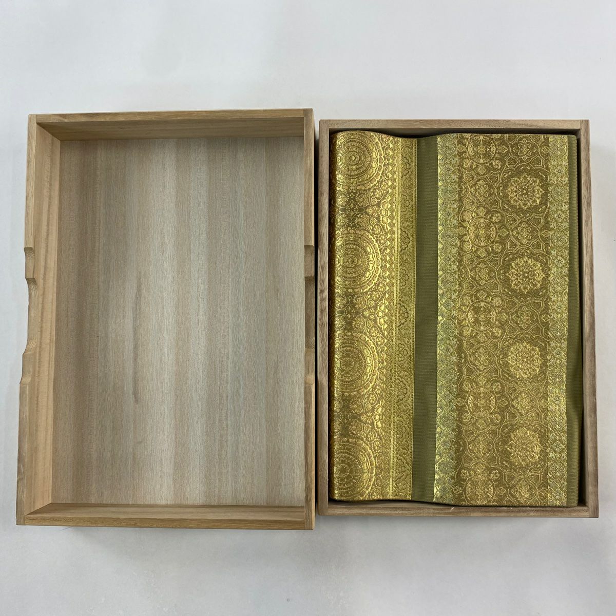 【美品】 袋帶 逸品級 金金箔屋清兵衛 落款あり 共箱付 正倉院天平錦間道 金金箔 鶯色 お太鼓柄 純蠶絲