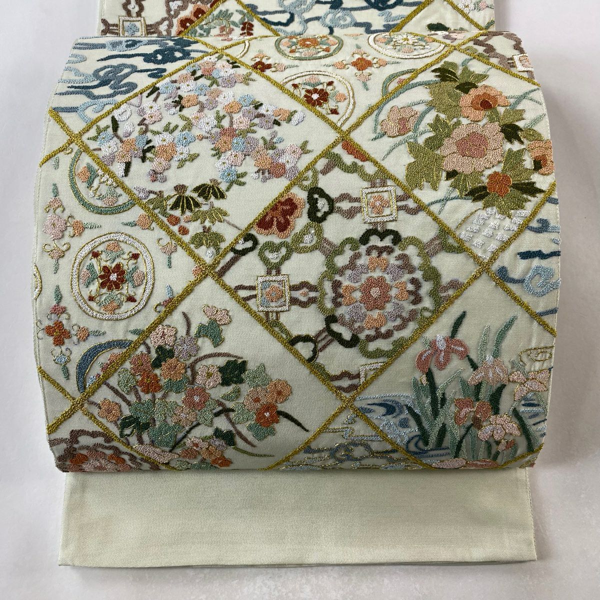 【美品】 袋帶 逸品級 斜格子 草花紋紋 相良刺繡 淺綠色 お太鼓圖案 純蠶絲