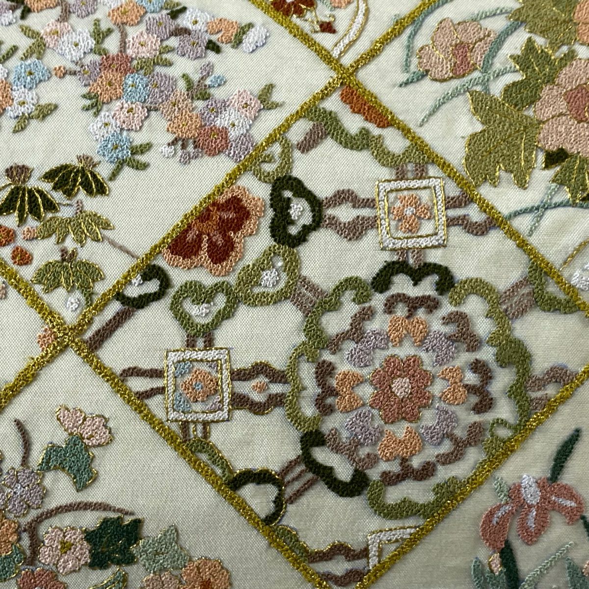 【美品】 袋帶 逸品級 斜格子 草花紋紋 相良刺繡 淺綠色 お太鼓圖案 純蠶絲