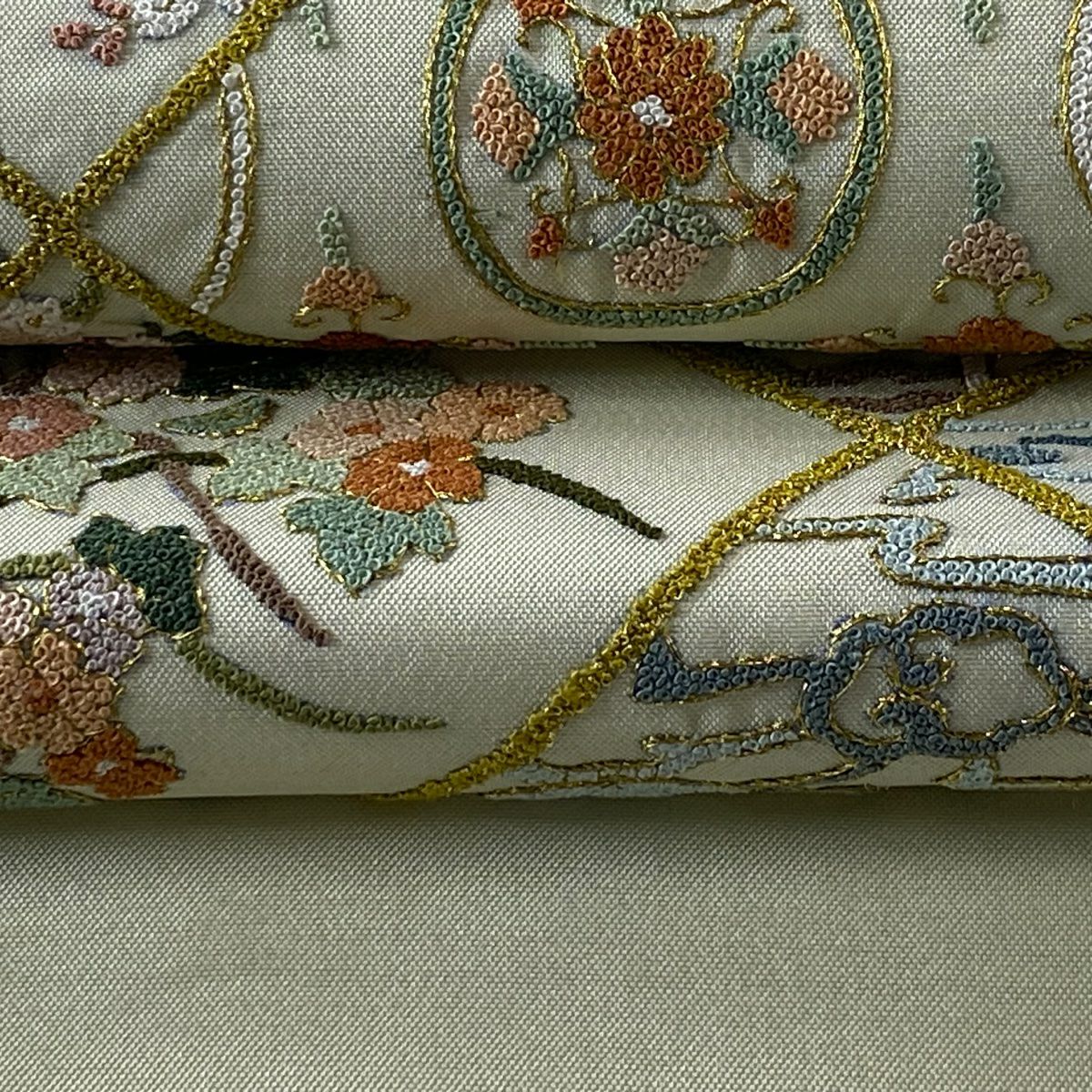 【美品】 袋帶 逸品級 斜格子 草花紋紋 相良刺繡 淺綠色 お太鼓圖案 純蠶絲