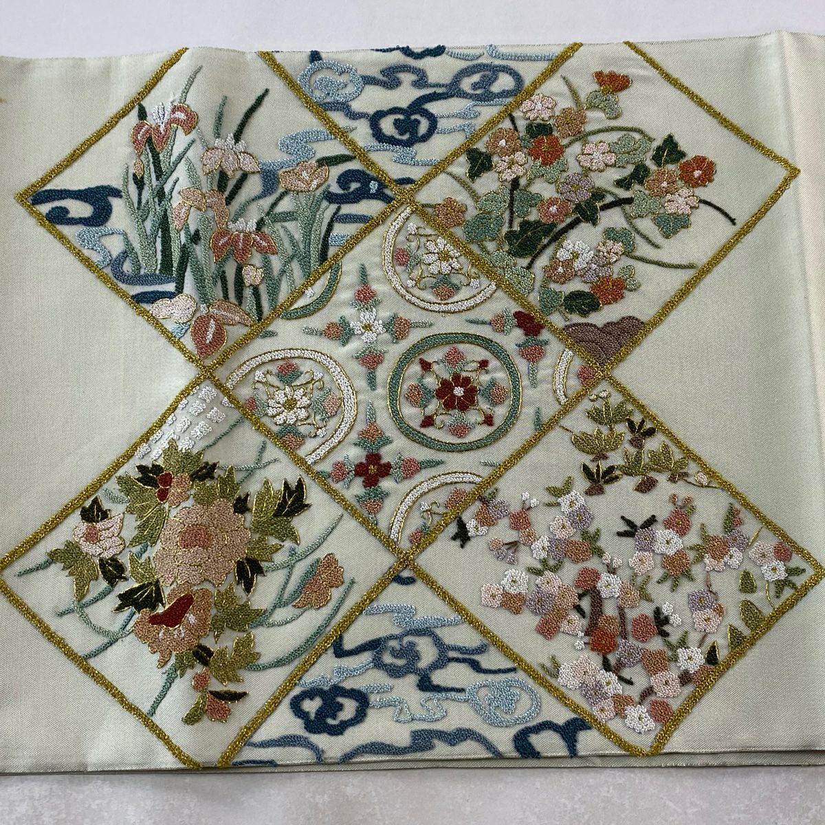 【美品】 袋帶 逸品級 斜格子 草花紋紋 相良刺繡 淺綠色 お太鼓圖案 純蠶絲