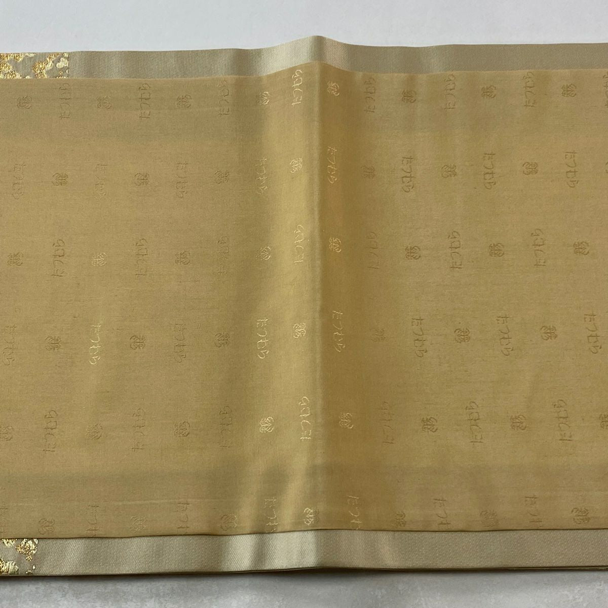 【美品】開口名古屋帶 逸品級 龍村美術織物 落款有 比翼仕立 雲梅花花紋 草花紋 金絲 金金箔 米色 純蠶絲