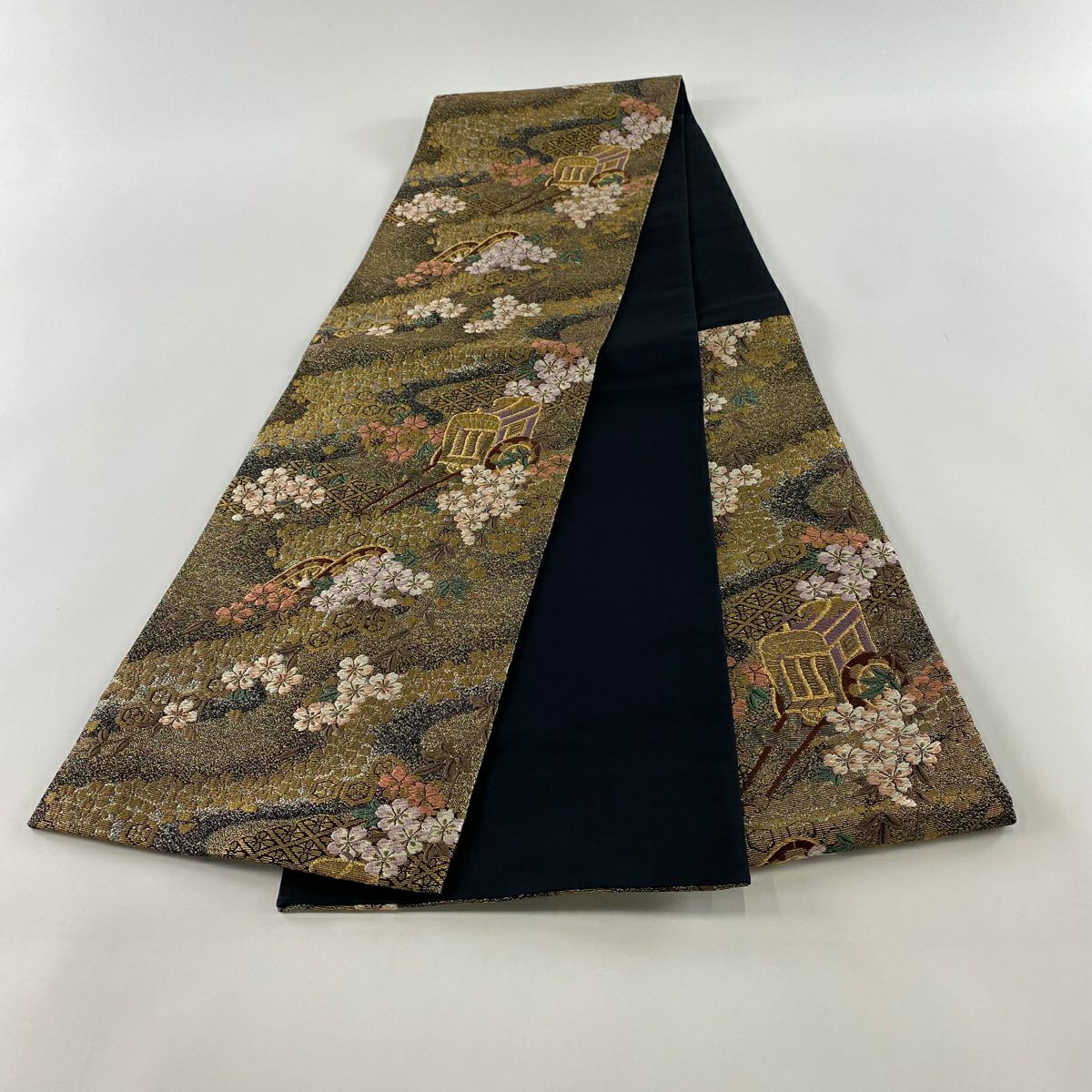 【美品】 袋帶 秀品級 御所車 源氏車 刺繡 金絲 金 六通 純蠶絲
