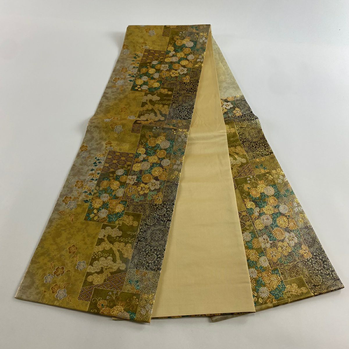 【美品】 袋帶 秀品級 短冊松樹映文 菊花 金金箔 金銀彩 金 六通 純蠶絲