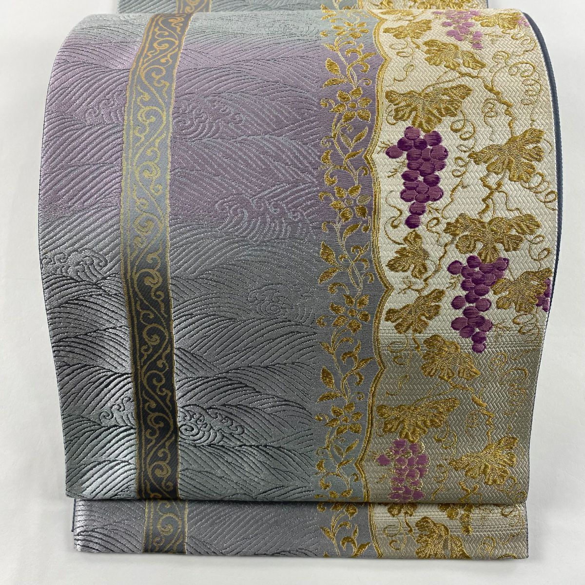 【美品】 袋帶 逸品級 じゅらく 落款あり 紫華麗人 葡萄 波 金糸 唐織 薄紫 お太鼓柄 純蠶絲