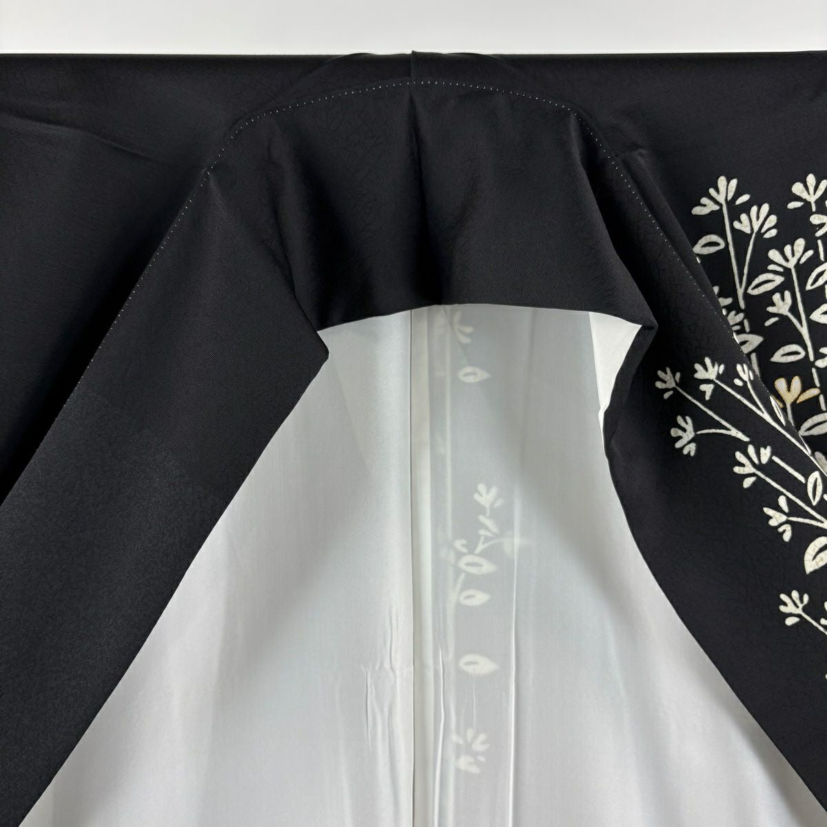 【美品】訪問服 身長157cm 袖長64cm M 雙層 帝王紫 落款 菊花花刺繡 金彩裝飾 黑色 純蠶絲 逸品級