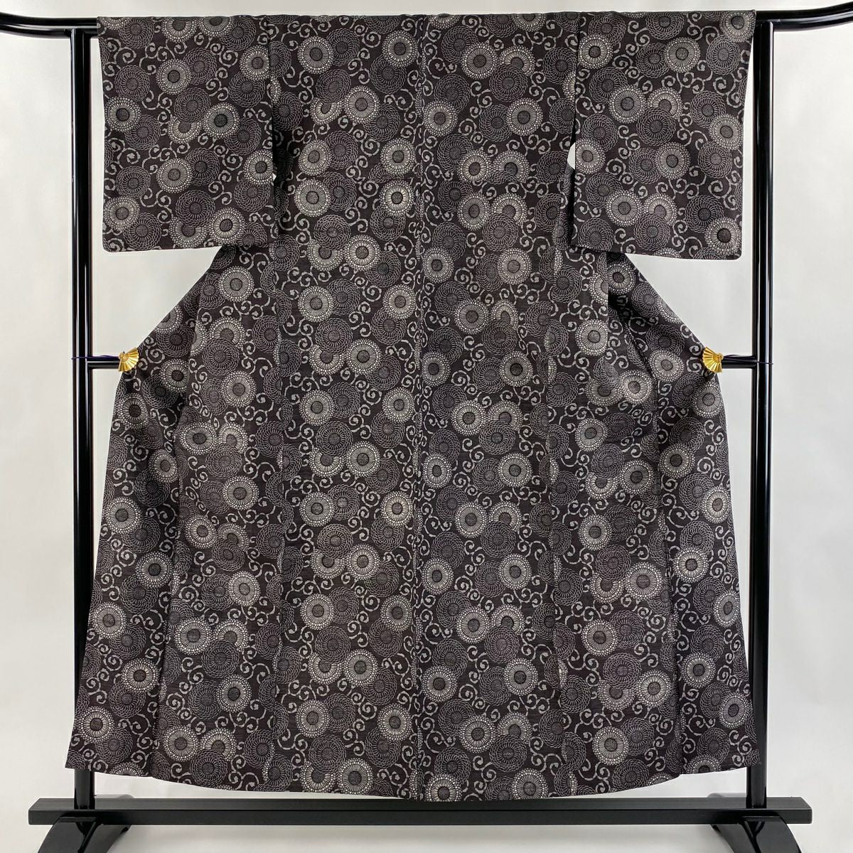 【美品】 小紋 身長154cm 袖長62.5cm S 單層 紬織織 菊花 唐草紋 墨 純蠶絲 秀品級